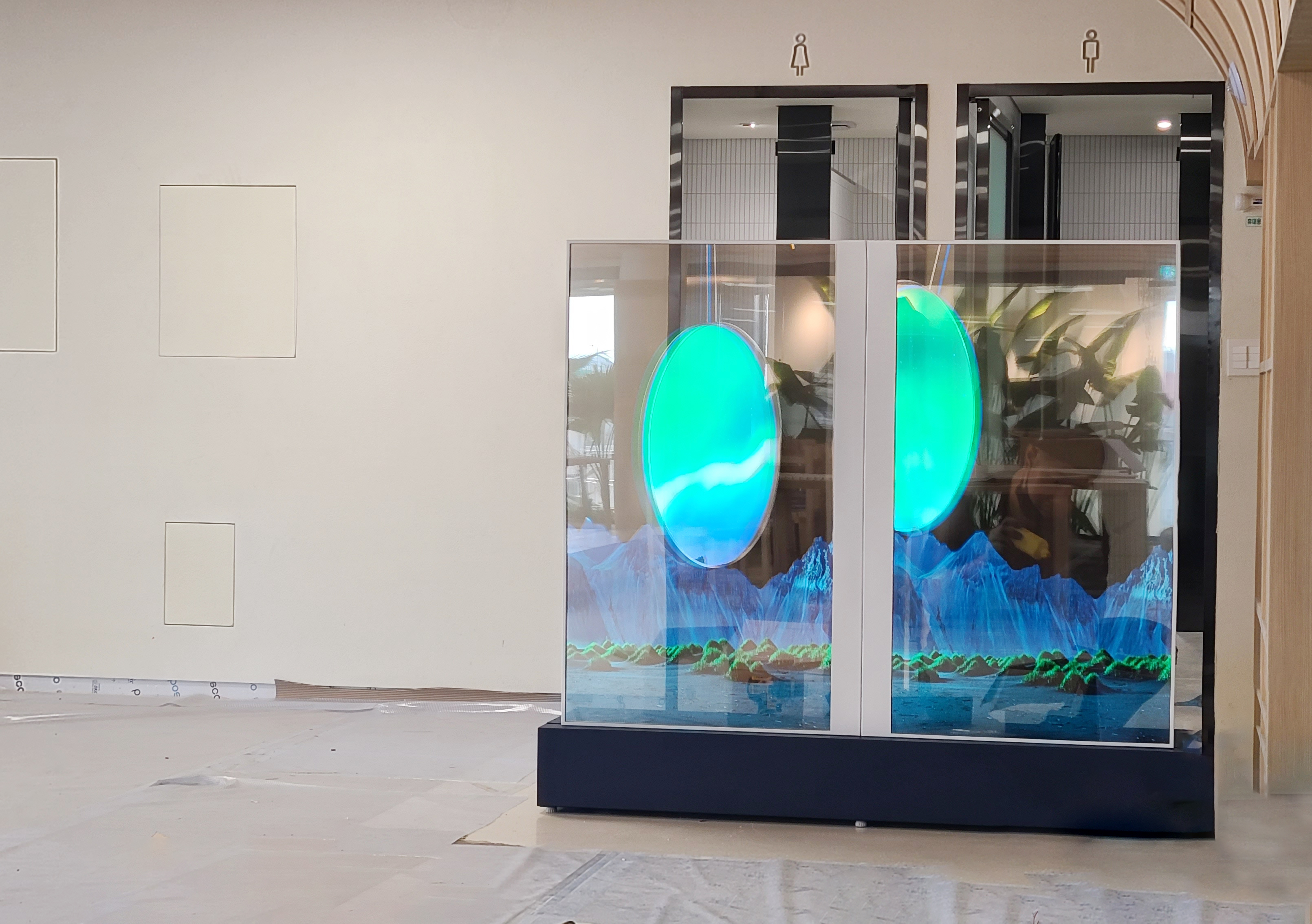 [2022.11] 홍대카페 - 55인치 투명OLED 세로형 듀얼키오스크 4세트 설계제작, 설치 및 ...