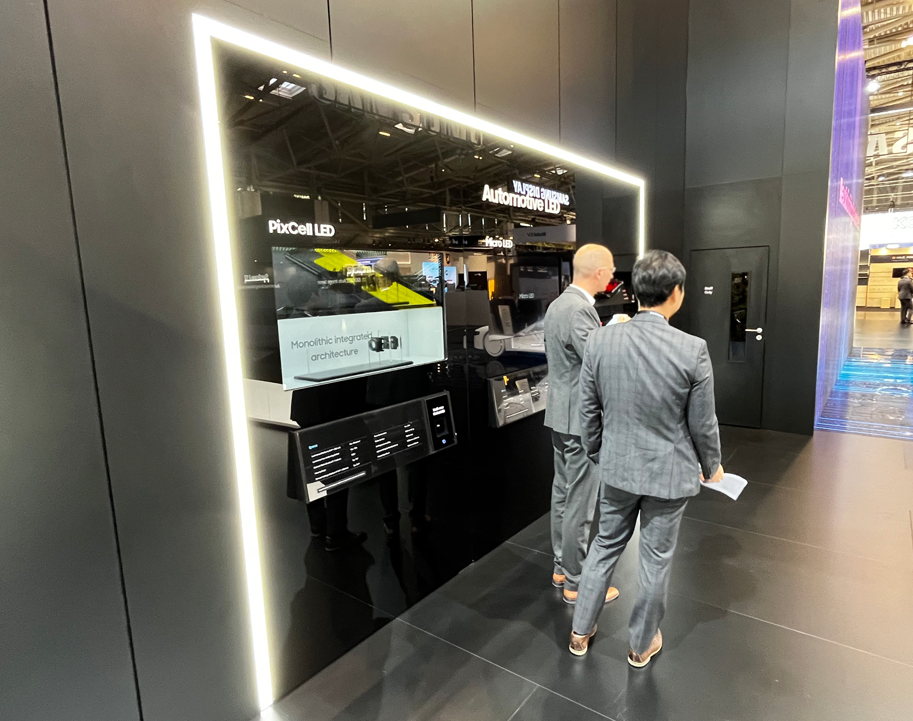 [2023.08] 독일전시 47인치, 32인치 및 19인치  터치투명LCD 설계제작 및 납품 