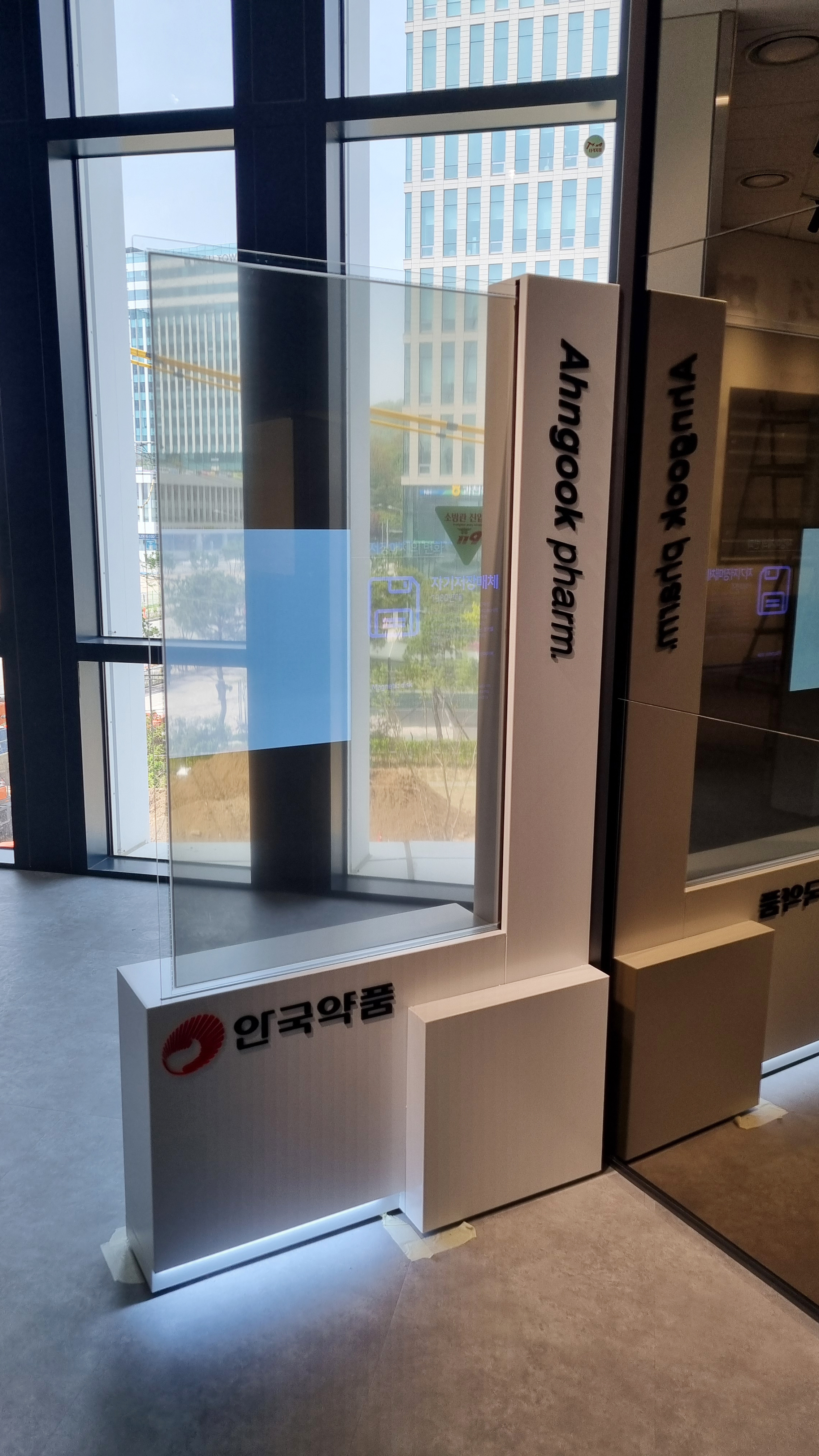 [2024.04] 안국문화재단 - 55인치 터치투명OLED 세로형 설계제작설치