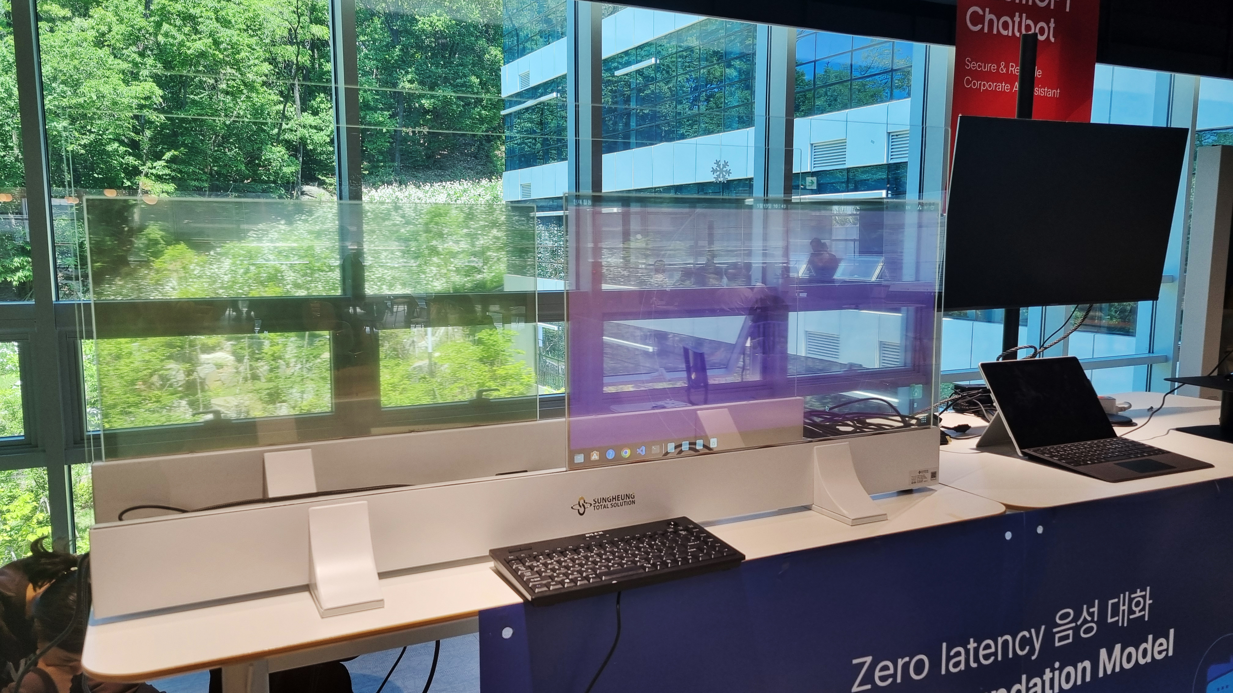 [2024.04] 마음AI - 30인치 투명OLED 스탠드다릿발타입 설계제작설치