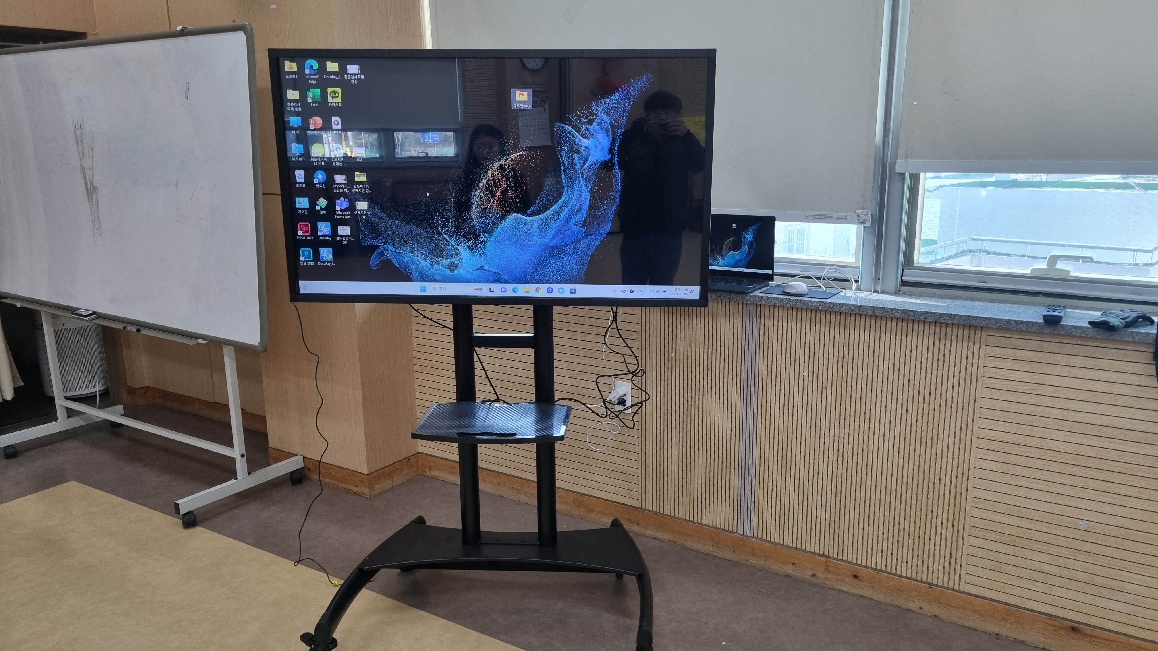 [2024.01] 55인치 이동식 전자칠판(거치대포함)  납품 - 양산시노인복지관