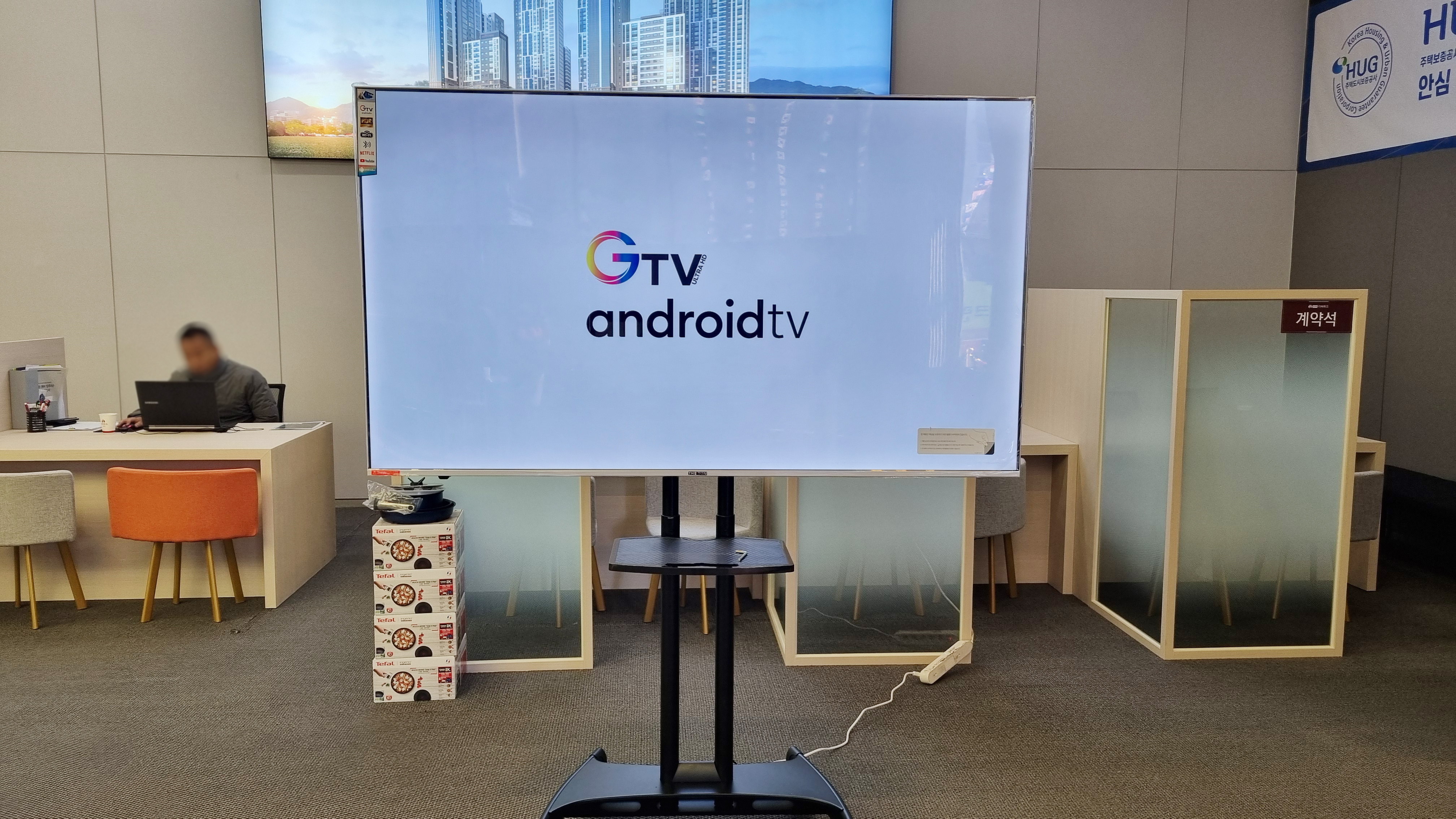 [2024.12] 75인치 일반모니터 이동형스탠드포함 납품/ 포천역리버파크 모델하우스