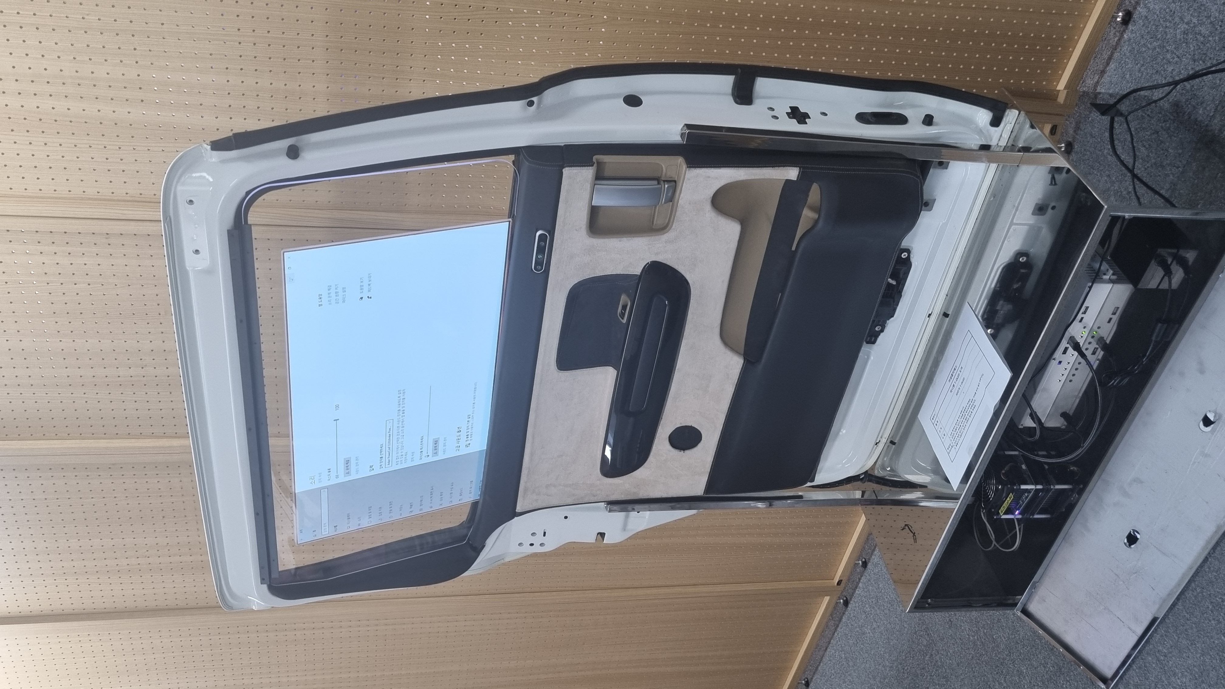 [2025.06] 카니발 문(도어) 30인치 투명OLED 부착 / 차세대융합기술연구원