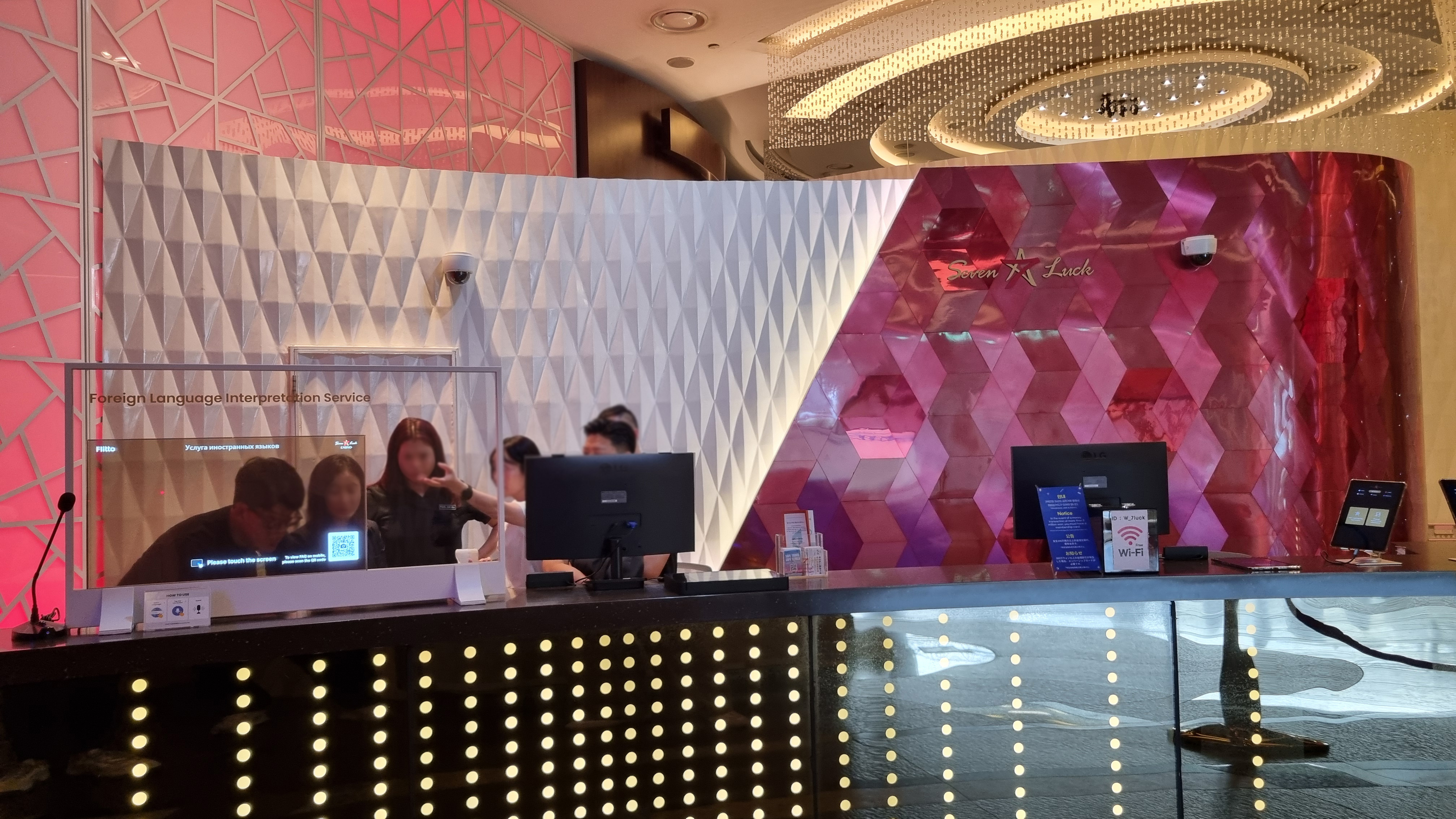 [2024.11 / 2025.06] 30인치 투명OLED 실시간번역솔루션 AI-RTT 설계제작설치/ 세븐럭카지노 ...