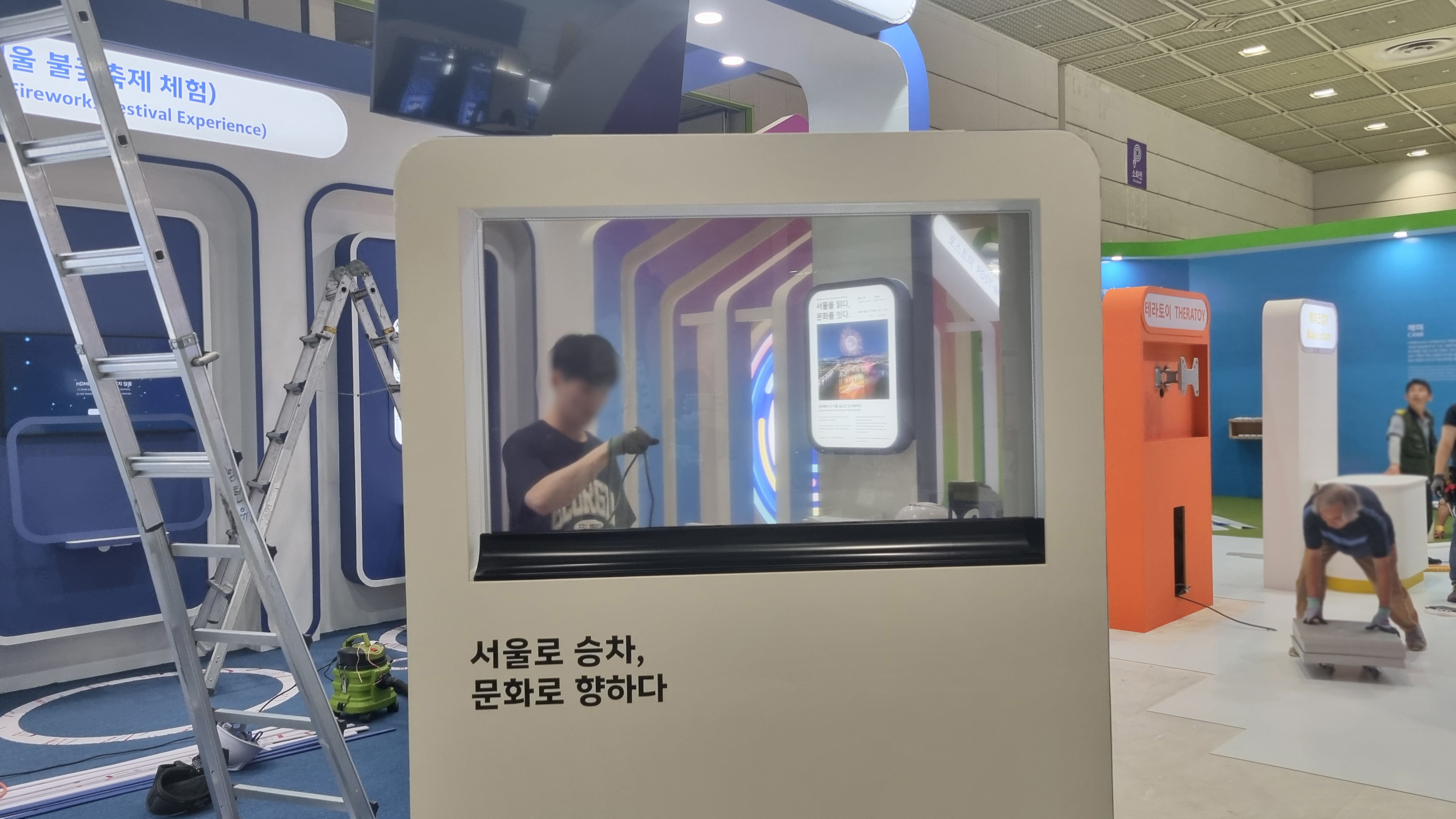 [2025.09] 55인치 투명OLED 탁상형 대여/ 서울시 SLW 전시회