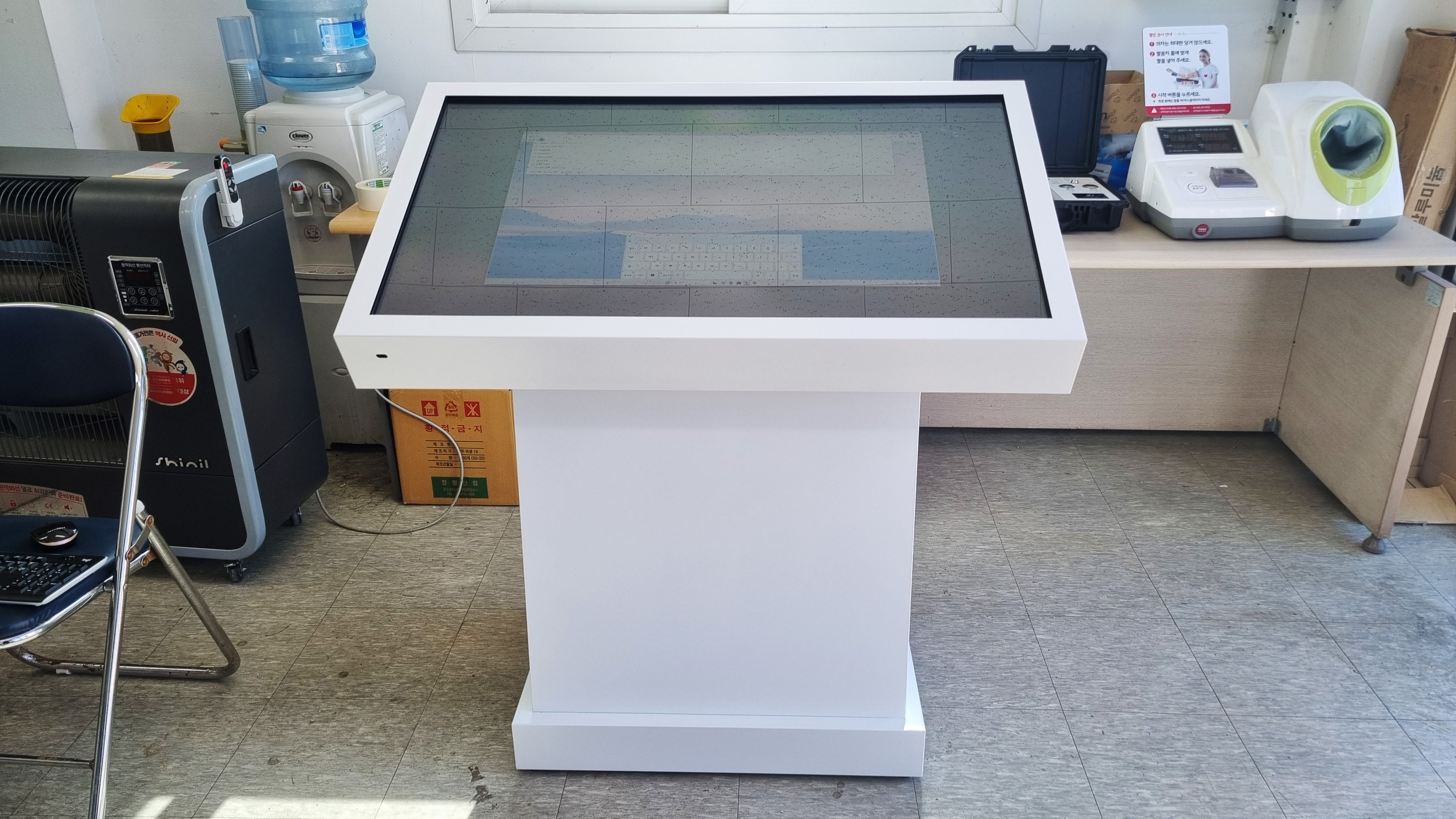 [2026.02] 43인치 사선형  터치 키오스크 납품 