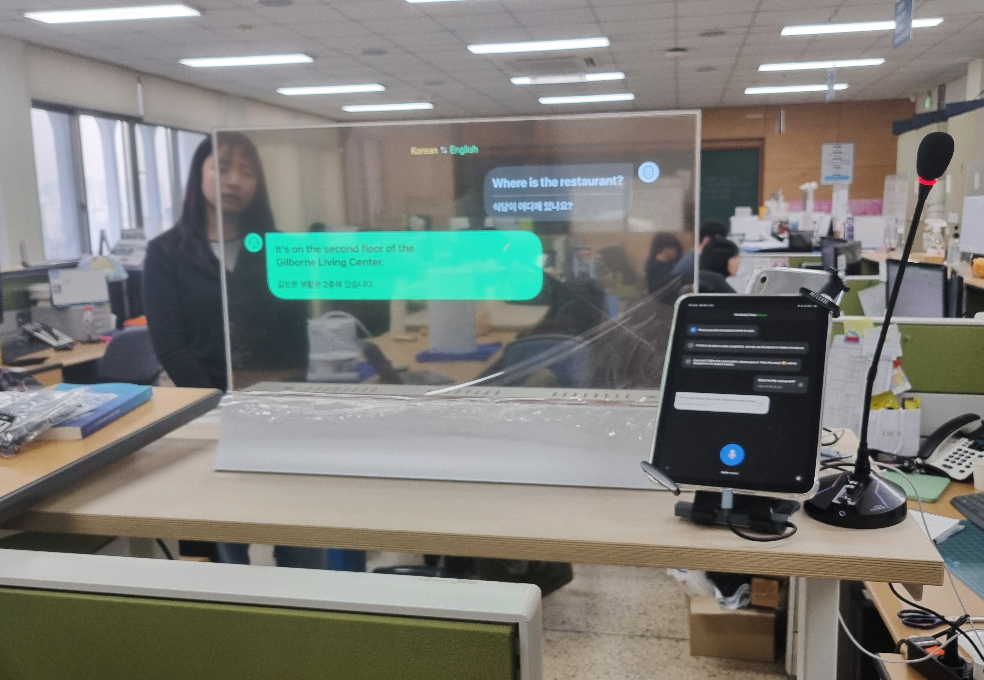 [2026.01] 30인치 AI기반 투명OLED 실시간번역솔루션(AI-RTT) 납품/ 한국신학대학교